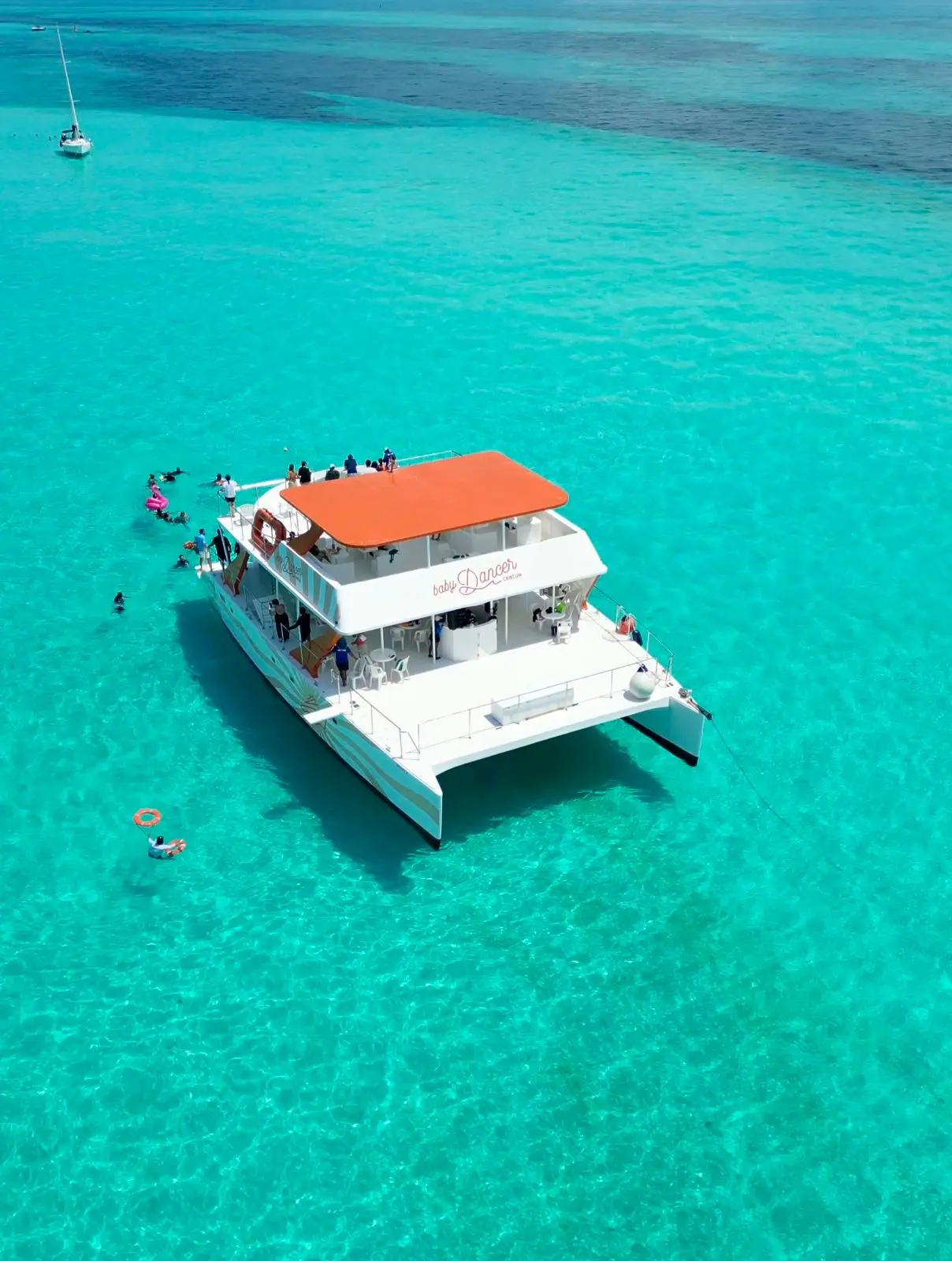  Navega en un catamarán de 3 pisos 