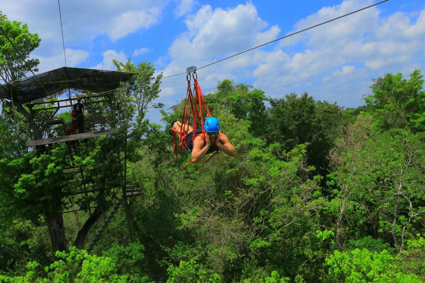 Disfruta un circuito de 10 tirolesas